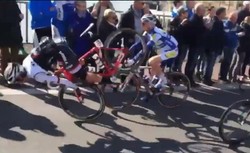 Pęknięcie czaszki, złamany nos. Koszmarna kontuzja włoskiego kolarza [WIDEO]