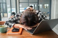 Dlaczego młodzi są bardziej wypaleni? Psycholog o nowym obliczu kryzysu pracy