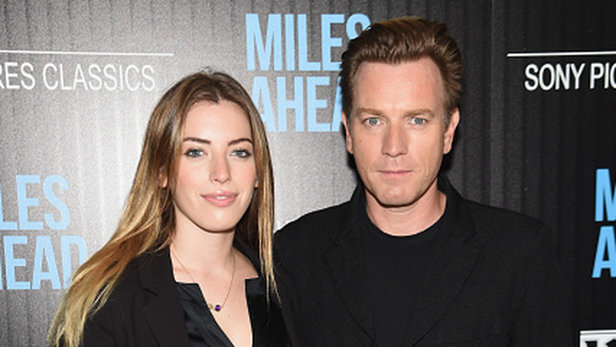 Ewan McGregor nigdy nie bywał najczęstszym bywalcem serwisów plotkarskich do momentu jego roli w "Fargo". To dla poznanej podczas kręcenia serialu Mary Elizabeth Winstead zostawił żonę i rodzinę. Pierwsze kroki w świecie modelingu robi jego córka, Clare, która - co tu dużo kryć - nie chce mieć wiele wspólnego z ojcem.