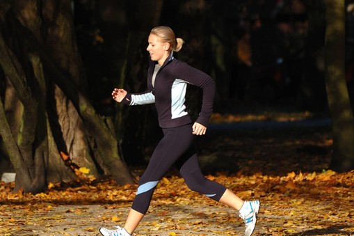 kobieta jesień bieganie bieg sport jogging