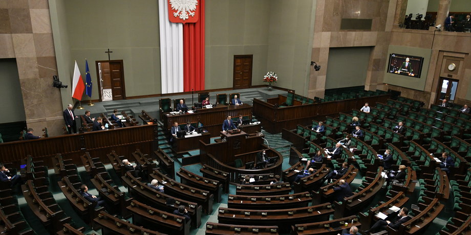W trakcie nadzwyczajnego posiedzenia Sejmu posłowie, z których część głosowała zdalnie, przyjęto pakiet ustaw określonych jako tarcza antykryzysowa