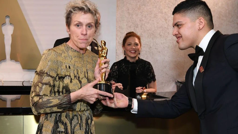 Američka glumica Fransis Mekdormand drži Oskara 2018. godine | Foto: Getty Images