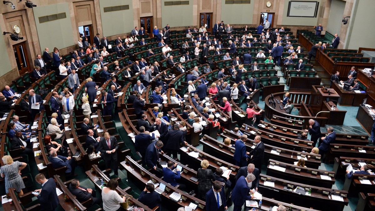 Posłowie Nowoczesnej zapowiedzieli dziś powołanie zespołu parlamentarnego ds. SKOK-ów. Platforma Obywatelska poinformowała, że swój zespół planuje powołać jesienią. Zapowiedzi opozycji to pokłosie m.in. artykułu "SKOK stulecia. Kto zwinął Polakom 3 miliardy złotych?", który dziś rano ukazał się w Onecie oraz upadku kolejnych SKOK-ów.