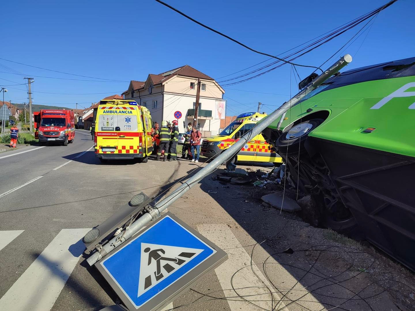 V obci Dobrá Niva v okrese Zvolen došlo k dopravnej nehode autobusu.