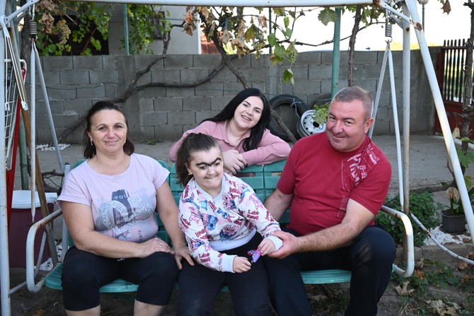 Jasminina porodica želi da i u budućnosti bude okružena ljudima koji je poznaju, razumeju i vole