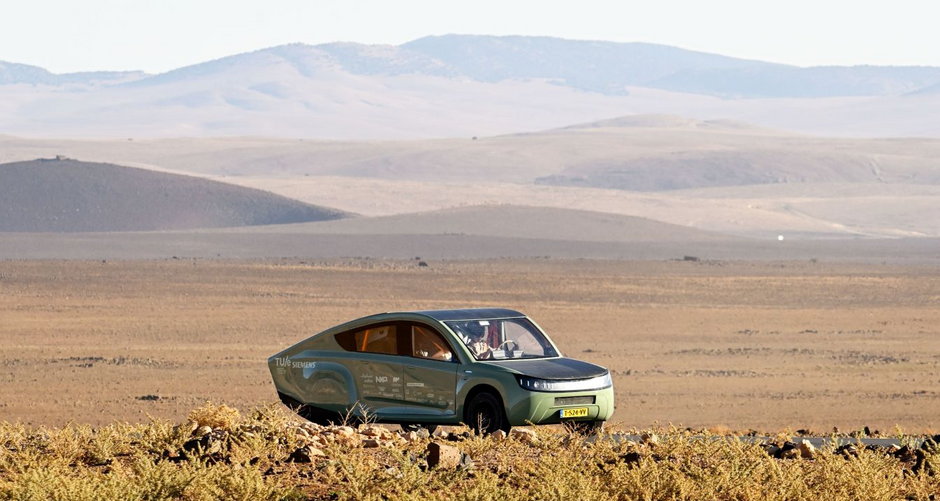 Studenci Politechniki w Eindhoven zaprojektowali pojazd Stella Terra, który jest pierwszym na świecie SUV-em zasilanym energią słoneczna