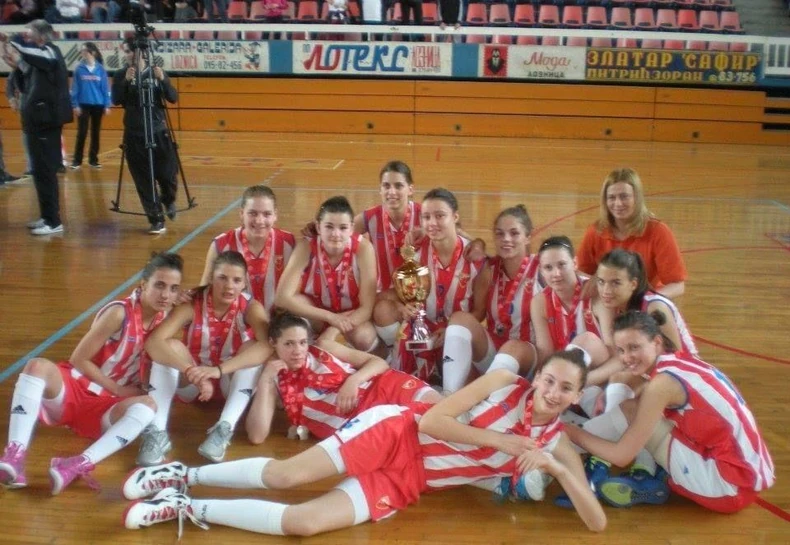 Jelena Todorović (u sredini sa peharom) tokom igračkih dana u Crvenoj zvezdi | Foto: Jelena Todorović/Privatna arhiva
