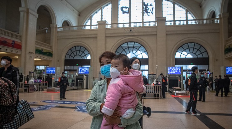 Vuhanban feloldották a vesztegzárat. Védőmaszkos utasok a vuhani központi pályaudvaron / Fotó: MTI-EPA