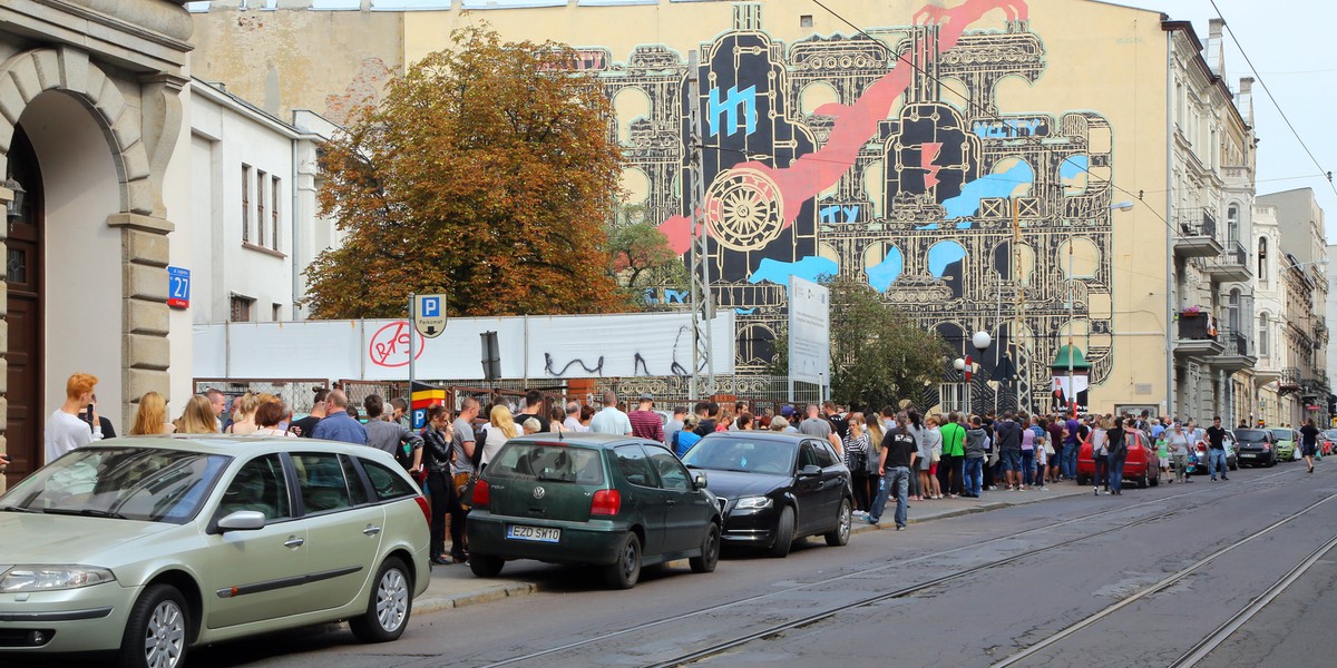 Gigantyczna kolejka przed Teatrem Powszechnym w Łodzi 