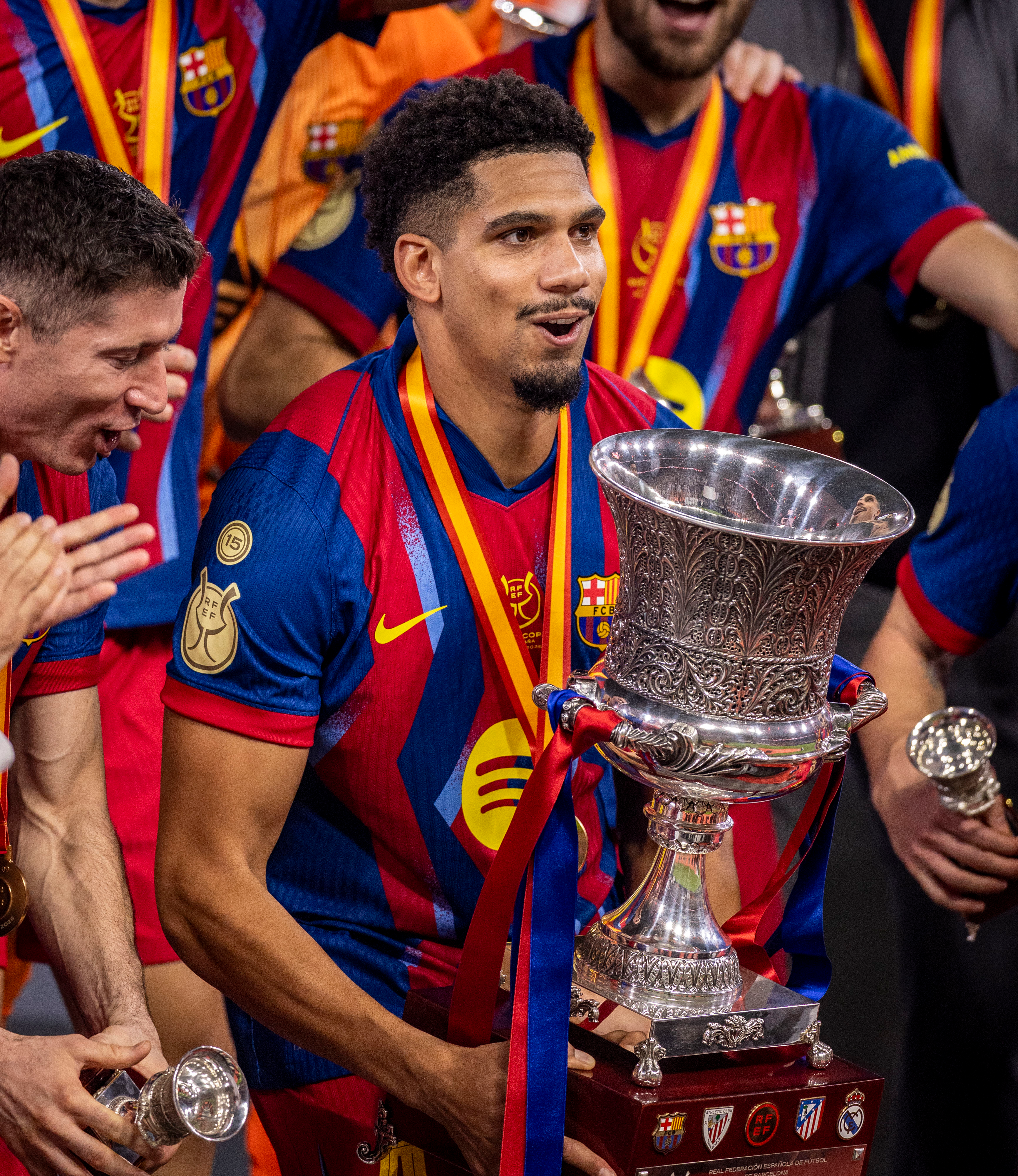 Araujo regresa al Barça tras pausa mental: capitán en su primer partido y campeón