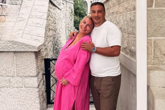 DEA ĐURĐEVIĆ SA MUŽEM OTIŠLA NA OSTROG Lazar je grli, a ona u dugačkoj haljini i sa stomakom do zuba (FOTO)