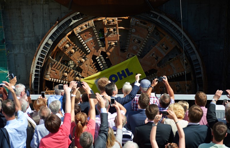 Wydrążenie tunelu pod Wisłą było znacznie droższe od budowy mostu, jednak inwestorzy zdecydowali się na droższą inwestycję, ponieważ ten odcinek Martwej Wisły jest drogą wodną do gdańskich stoczni. Koszt wydrążenia tuneli to 885 mln zł. Całkowity koszt inwestycji zamknie się kwotą 1,45 mld zł, z czego 1,15 mld zł pochodzi ze środków UE.  <br> <br><br>Fot. (mgo) PAP/Adam Warżawa