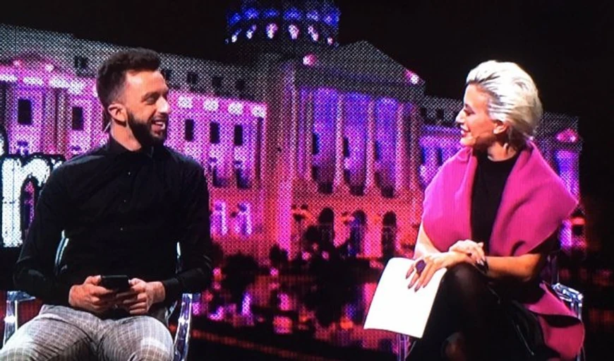 Prefinjeni dečak sa fotografije danas POZNATO TV LICE - Na početku karijere bio ODBIJEN, a onda u pravo vreme dobio svoje mesto na estradi (FOTO)