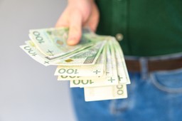 Jakie wynagrodzenie należy wypłacać byłemu dyrektorowi z obniżonym pensum? [Poradnia oświatowa]