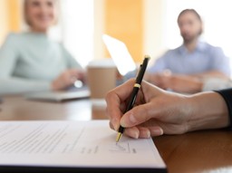 PIP zlikwiduje śmieciówki? Projekt wzbudza kontrowersje