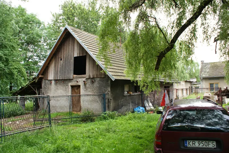 Jeden z budynków gospodarczych, które zostały wyburzone