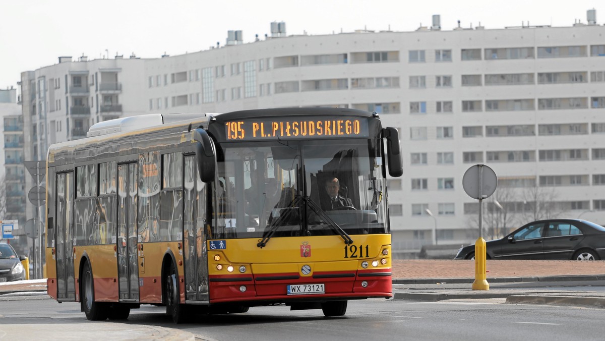 Część linii autobusowych i tramwajowych pojedzie trasami objazdowymi. Na ulice wyjadą też specjalne "orkiestrowe" linie – autobusowa i tramwajowa. Także zmotoryzowani mogą spodziewać się zmian – czasowych wyłączeń ulic podczas biegu i w czasie pokazu sztucznych ogni.