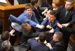 Bójka w ukraińskim parlamencie. Komuniści pobili się z nacjonalistami. Zobacz WIDEO