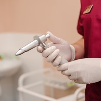 Ha már nem elég a krém és a gyűrűzés: mikor van szükség aranyérműtétre, és hogyan zajlik?