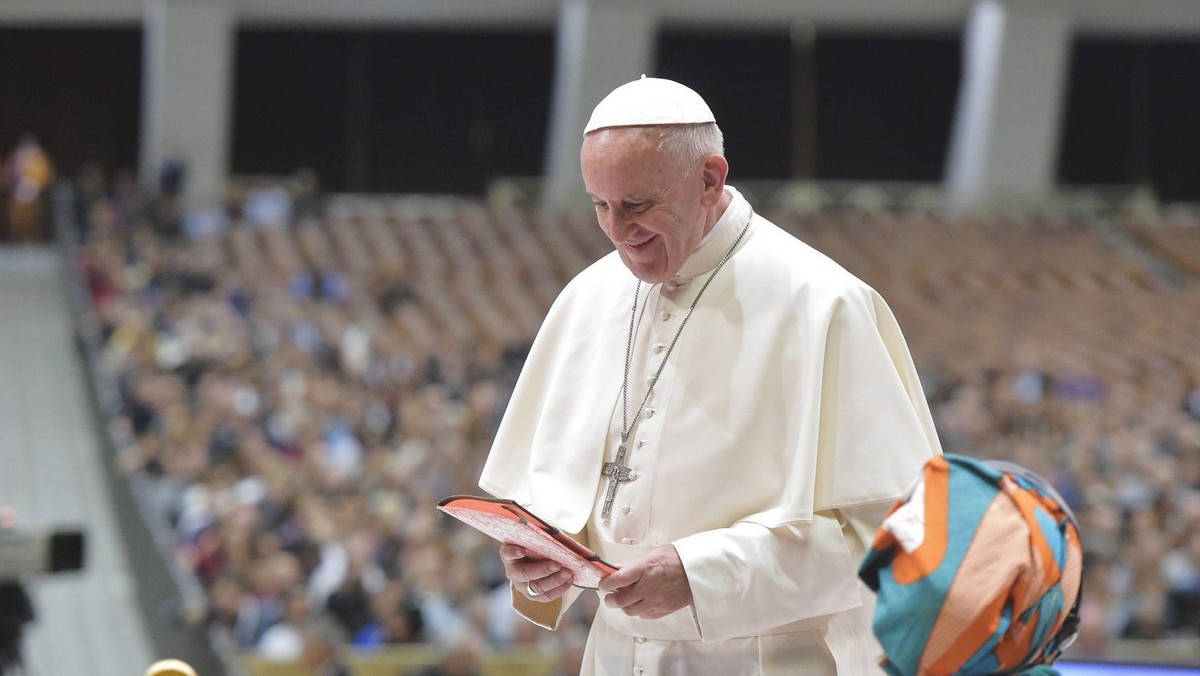 Papież Franciszek podczas spotkania z 5 tysiącami działaczy ruchów ludowych z wielu krajów mówił, że na świecie rządzi pieniądz przy pomocy "bicza strachu". Sytuację migrantów i uchodźców określił jako "hańbę". Za "skandal" uznał ratowanie banków, a nie ludzi.