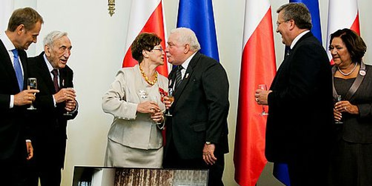 LECH WAŁĘSA, DANUTA WAŁĘSA, POCAŁUNEK, PAŁAC