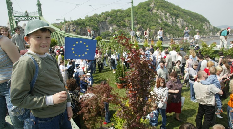 2004. május 1-jétől teljes jogú tagjává váltunk az uniónak. Ez a kép ekkor került az utcákra /Fotó: RAS-archívum