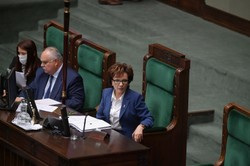 Ustawa covidowa wraca do komisji. PiS zgłosiło poprawki do kontrowersyjnego przepisu [WIDEO]