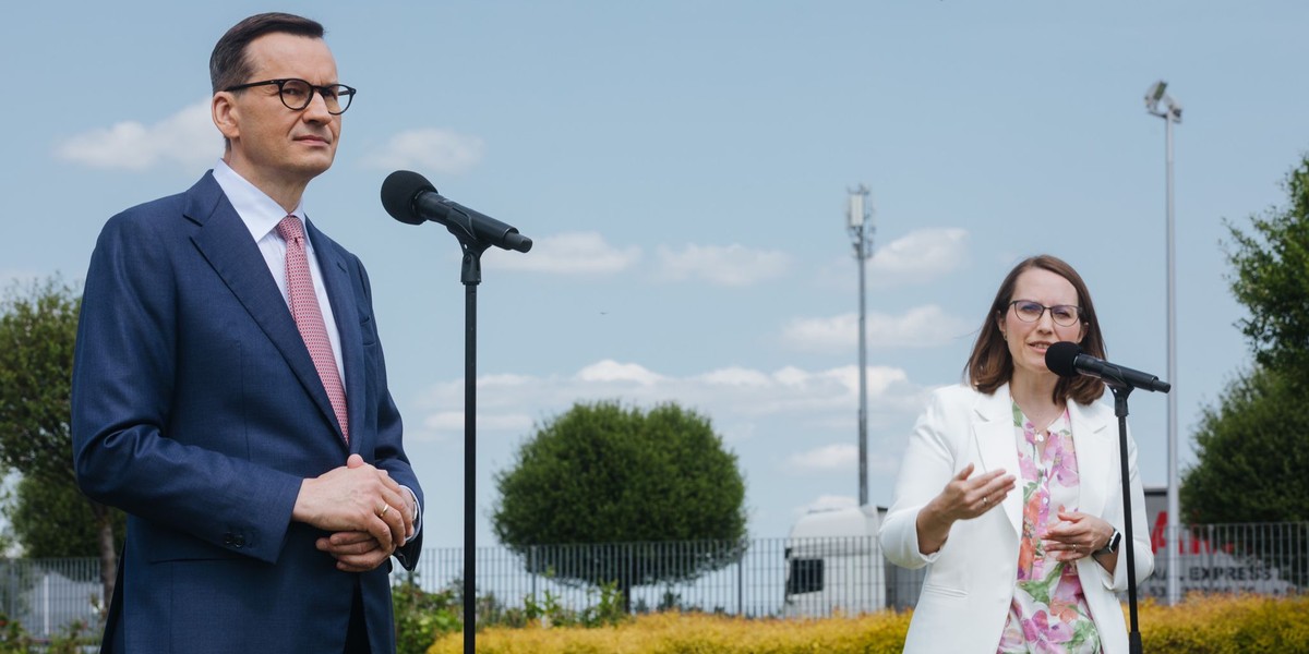 Premier Mateusz Morawiecki i minister finansów Magdalena Rzeczkowska przed Centrum Informatyki Resortu Finansów w Radomiu.