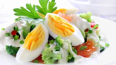Jajko to obowiązkowy składnik każdej sałatki - zwiększa przyswajalność składników odżywczych