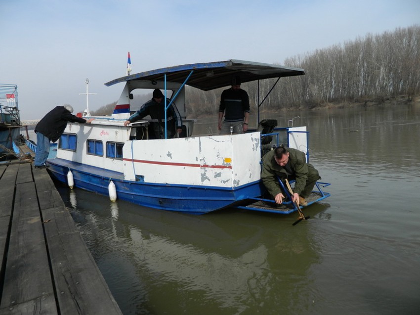 Spasilacki tim pretrazuje reku sonarom