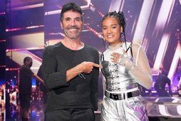 Sara James i Simon Cowell, juror „America’s Got Talent, podczas nagrywania programu