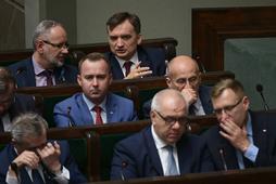 Minister Michał Cieślak (w środku) w rządowych ławach w Sejmie