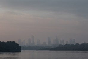 Widok z mostu Siekierkowskiego na Warszawę pogrążoną w smogu.