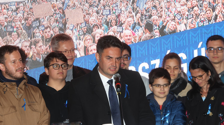Márki-Zay Péter győzelmi beszédét mondja családjával a háttérben / Fotó: Pozsonyi Zita
