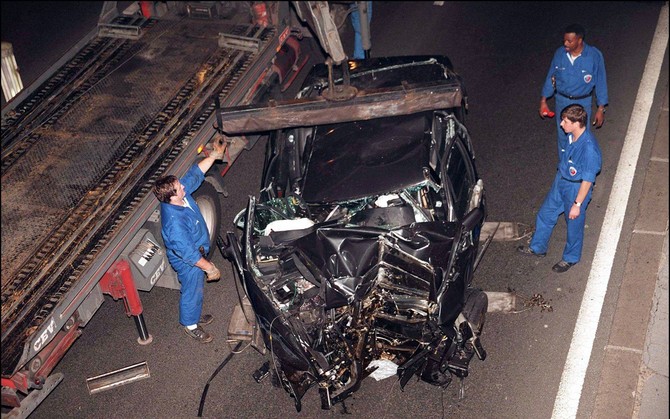 Auto nakon tragedije u Parizu