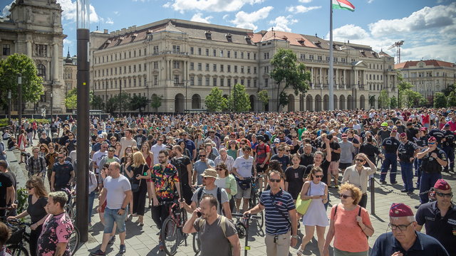 Felmérés: a magyarok 62 százaléka nem ért egyet a katatörvénnyel