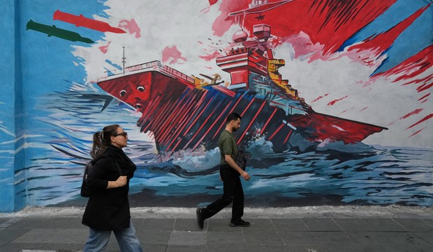 Mural sa američkim nosačem aviona pod napadom projektila u Teheranu 17. maja