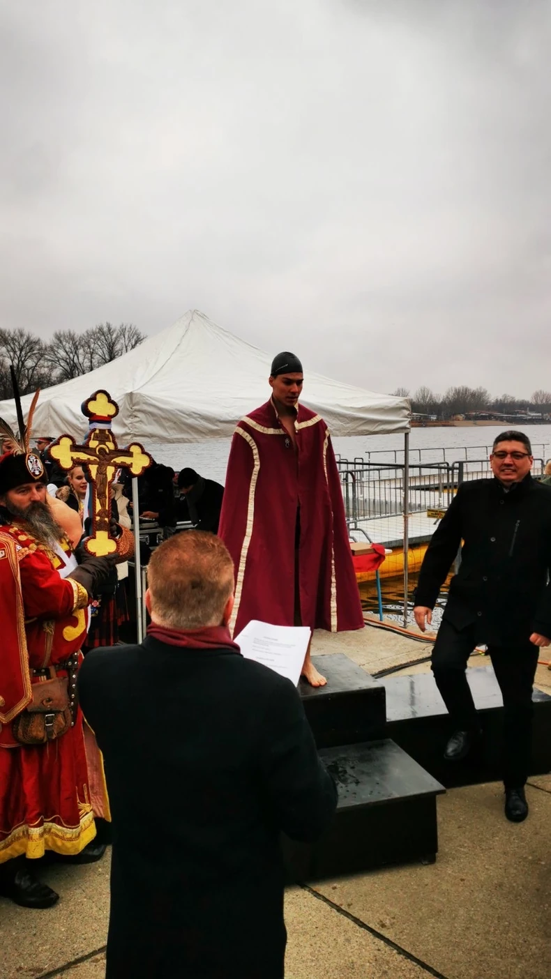 Učenik trećeg razreda Vojne akademije Đorđe Racković, prvi je doplivao do Časnog krsta 