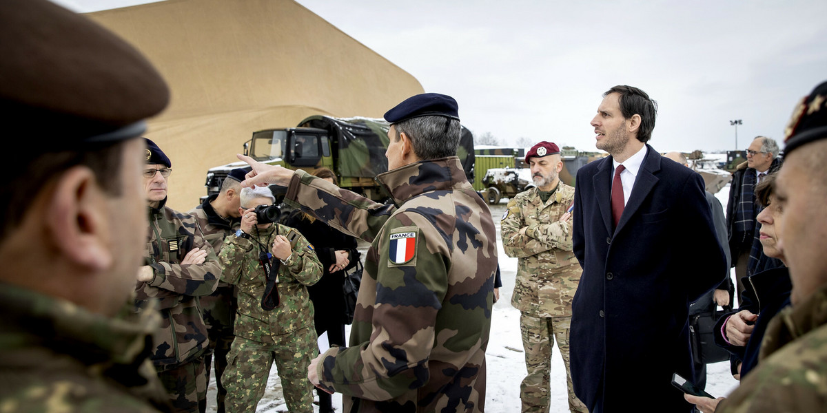 Minister spraw zagranicznych Wopke Hoekstra odwiedza holenderskie oddziały należące do dowodzonej przez Francję Grupy Bojowej NATO.