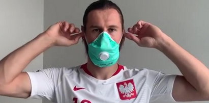 Jak prawidłowo zdjąć rękawiczki i maseczkę? Krychowiak pokazuje, jak to robić