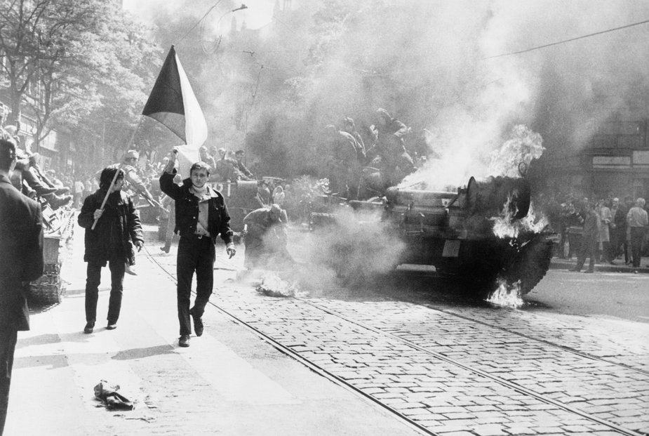 Praga, 1968 r. Rosyjscy żołnierze wyskakują z płonącego czołgu