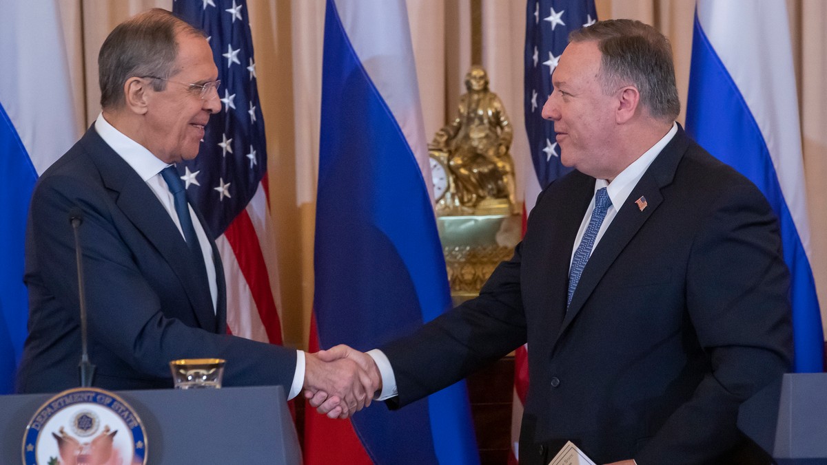 Amerykański sekretarz stanu Mike Pompeo ostrzegł rosyjskiego ministra spraw zagranicznych Siergieja Ławrowa przed podejmowaniem przez Rosję prób ingerencji w wybory prezydenckie w USA w przyszłym roku. Dyplomaci spotkali się we wtorek w Waszyngtonie.