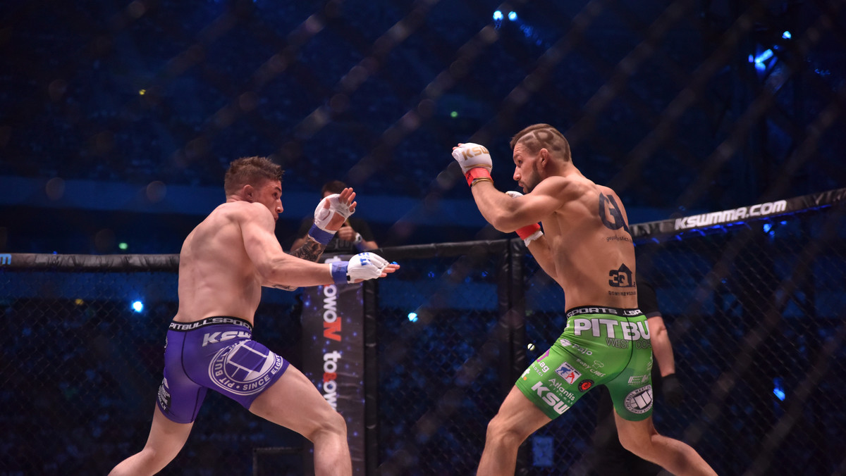 Mateusz Gamrot wciąż jest mistrzem KSW w wadze lekkiej. Na historycznej gali KSW 39 na PGE Narodowym Polak po zaciętej i dość wyrównanej walce Polak pokonał na punkty Normana Parke. "Gamer" wygrał po jednogłośnej decyzji sędziów. W drugiej rundzie walka została na chwilę przerwana, a rywal Gamrota oskarżał go o ugryzienie, Parke odepchnął nawet Polaka po wstrzymaniu pojedynku, ale ostatecznie obyło się bez skandalu.