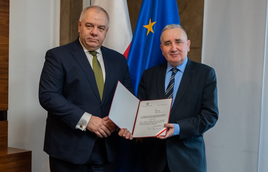 Wiceminister Piotr Pyzik (z prawej) powołany na pełnomocnika rządu ds. transformacji spółek energetycznych i górnictwa węglowego. Akt powołania wręczył mu wicepremier Jacek Sasin.