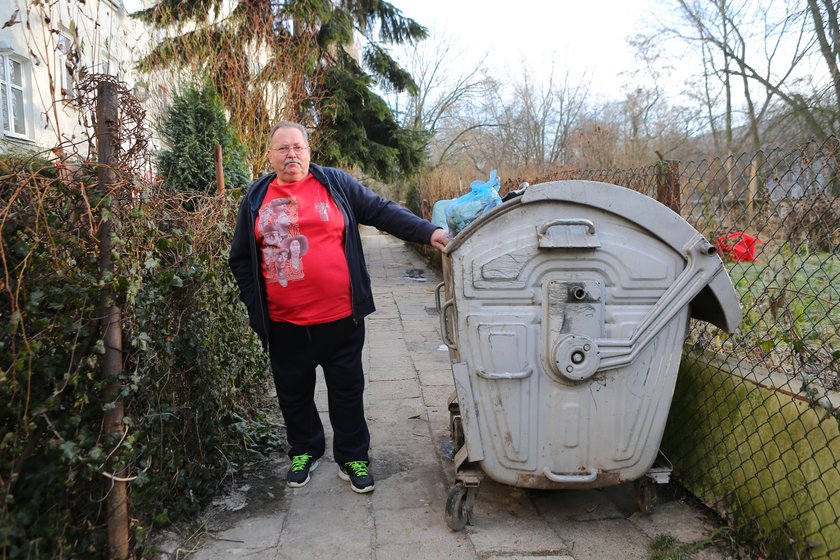 Mieszkańcy ulicy Abramowskiego toną w śmieciach. Urzędnicy postawili im kosze pod oknami