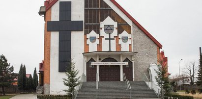 Ksiądz zamontował ten krzyż na ścianie kościoła. Mieszkańcy aż podchodzą co wieczór do okien