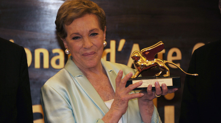 Julie Andrews a díj átvételét követően /Fotó: Northfoto