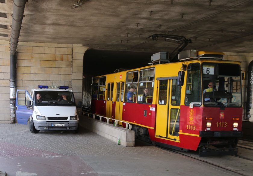 Strażnicy zamiast monitoringu na moście. Dobrze?