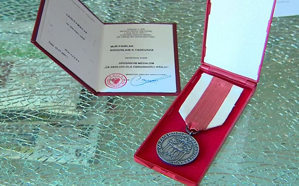 Afera z odznaczeniem rzecznika MON: Major Wojska Polskiego zwraca Macierewiczowi medal
