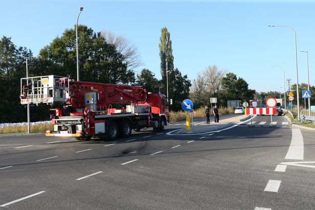 Nowa Sól, 21.09.2024. Dynamiczna sytuacja powodziowa. Zamknięta ulica w Nowej Soli w woj. lubuskim, 21 bm. Policja zamknęła drogi koło Nowej Soli oraz kilka ulic w mieście z powodu przelewania się wody z Odry